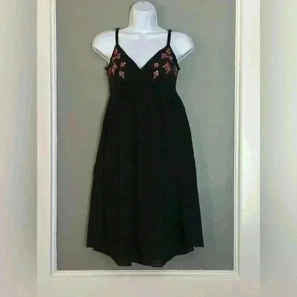 Derek Heart Embroidered Dress (Q3)​ - Picture 8 of 8